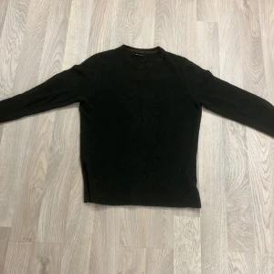 Massimo dutti tröja  - En snygg crewneck från massimo dutti den är i bra  nypris år 1500 vårat pris 99 priset är spikat