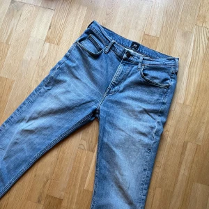 Lee jeans - Lee jeans i storlek 32 Fin ljusblå färg i bra skick. Modellen är 184cm och väger 68kg