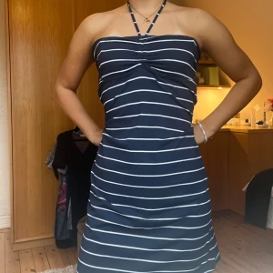 Kort halterklänning - Supernajs klänning med smör som man knyter i halsen med öppen rygg! Pris kan alltid diskuteras!🤗💕