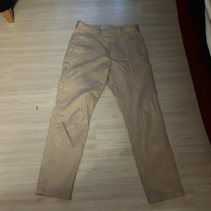 Beiga byxor  - Dessa chinos är perfekt för dig som gillar att se stylish ut! Jag älskar dessa men lite för stora på mig så har använt de en gång, dessa är alltås i nyskick. Skriv för mer info.