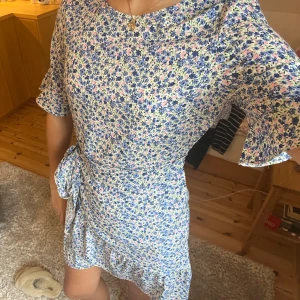Söt klänning - Supergullig blommig klänning med omlott! Pris kan alltid diskuteras!🤗💕