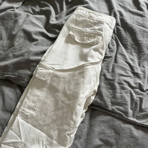 Vita cargo pants från zara  - Vita cargo byxor från zara, använt ett fåtal gånger, middel waist