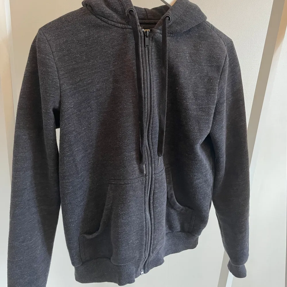 Mörkare hoodie med svart dragkedja. . Hoodies.