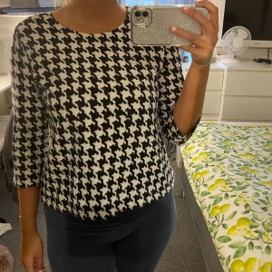 Tre kvarts tröja  - Säljer nu denna as snygga tre kvart tröja då den tyvär inte kommer till någon användning. Den är endast testad. 