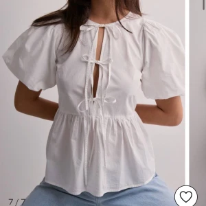Nelly topp   - Säljer denna Nelly topp som bara har använts en gång. Den är jätte fin å helt ny köpt💕