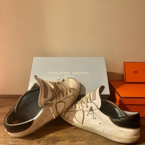 Philipe Model skor till Salu! - Säljer nu dessa Philipe Model skor! Skicket är 8/10 sulan är lite trasig. Självklart äkta! Og medföljer! Strl 40 1/2 men funkar för 42!  Det är bara att fråga vid fundering!💫Pris kan diskuteras 