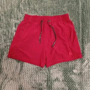 YoungLA Gymshorts - Uppgradera din träning med dessa gymshorts från Young LA! Perfekt passform och hög kvalitet, nu med samma stil och funktion som Gymshark. Helt nya och redo att boosta din träning. Säkra ditt par idag och träningskänslan blir ännu bättre!