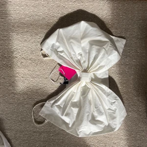 Snygg topp - En jätte snygg top som aldrig är använd. Köptes för ett tag sedan men har inte kommit till användning. Nypris 500kr 💗