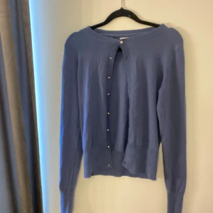 Finstickad kofta med guldknappar  - Knappt använd, jätte bra skick 