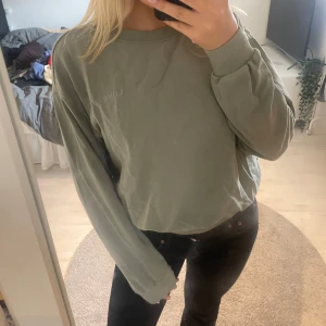 Grön tröja - Tunn sweatshirt i en jättefin militärgrön färg. Står ”love” på. Använd 1-2 gången så är som ny! Jättefin passform.