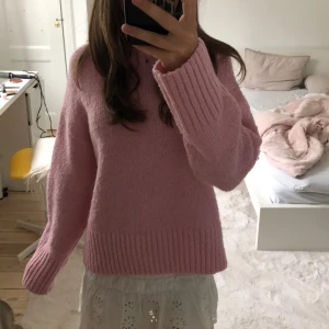 Rosa stickad tröja från ginatricot 💕🎀🫶🏼 - Jätte fin och mysig rosa stickad tröja från gina trickot! 🎀 super bra skick och är perfect till hösten! Pris kan diskuteras och jag står inte för påstens strul 🫶🏼