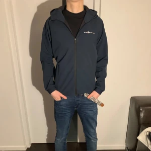 Sail racingjacka i nyskick.  - En marinblå jacka i superfint skick. Jättebra nu när hösten kommer. Passar small och mindre M. Modellen på bilden är 177.