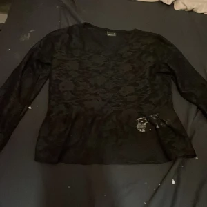 Spets tröja  - Säljer denna tröja då jag inte har någon användning för den, aldrig använd endast testad 1 gång, köpt för 300kr och pris kan diskuteras.