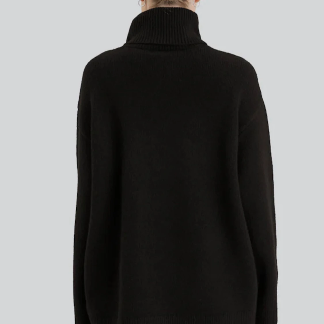 Svart polotröjađ«