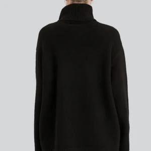 Svart polotröja💫 - Jätte fin och höstig polotröja från Bikbok🤍 i ribbat material och super varm, perfekt till hösten🥰 