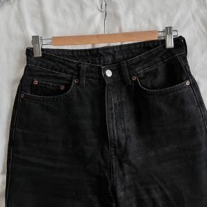 Weekday jeans row - Svarta row jeans från weekday. Storlek W27L30.