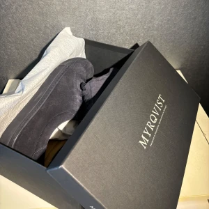 Myrqvist mocka - Superfina sneakers i mocka Storlek:43 Skick:10/10 endast sulan som är smutsig vilket kan lösas! Nypris:1899kr Vårat pris:1099kr Byten funkar! Kan mötas upp