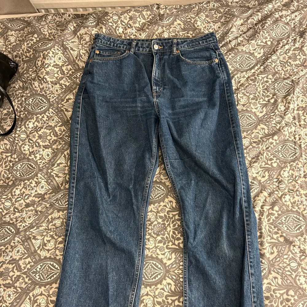 Mörk blåa jeans som inte kommer till användning längre i storlek W34 L32.. Farkut & Housut.