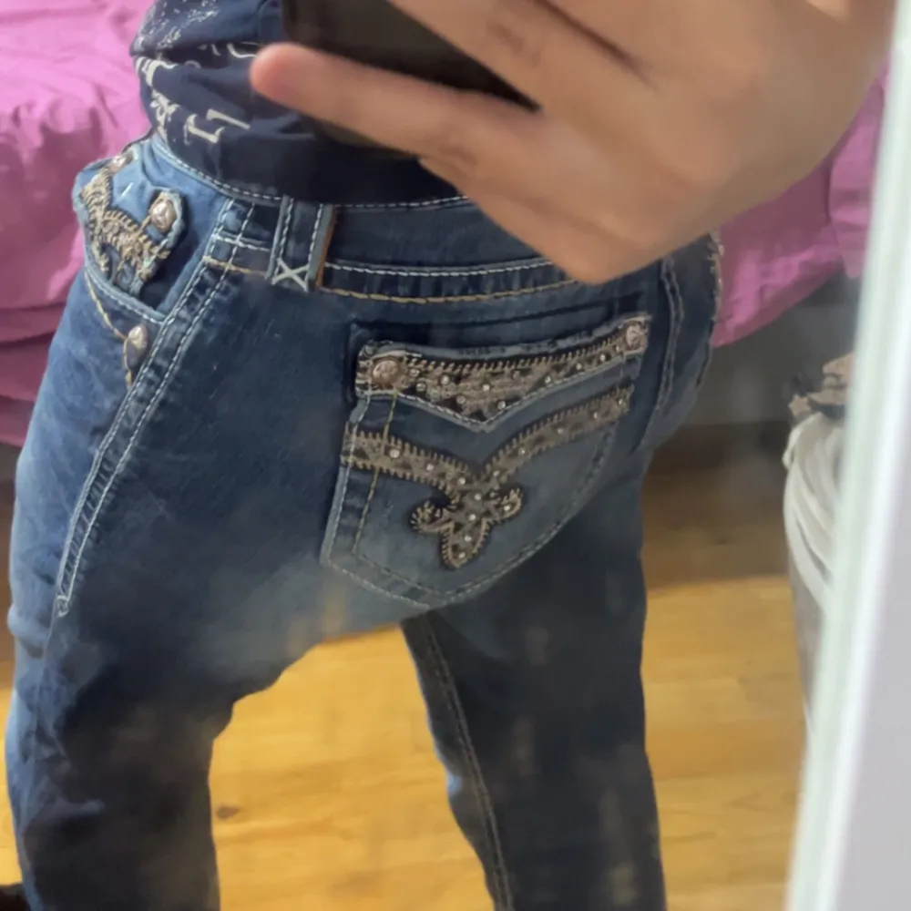 Såå himla fina och jätte y2k! Storlek 27 och köpta på Vinted. Säljs eftersom de var för småa för mig :( . Jeans & Byxor.