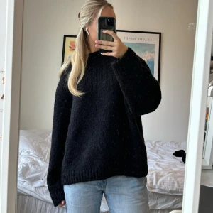 Grovstickad zara tröja - En svart grovstickad tröja från zara i storlek L. Jag på bilden brukar ha S och denna sitter oversized på mig 💕