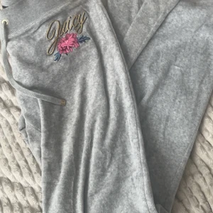 Juicy couture byxor!!🫶🏼 - Jätte fina byxor som ja tyvärr inte använder, har använt dem en gång!!