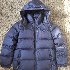 Ralph Lauren Jacka - Tja, säljer denna skit snygga och varma polo ralph lauren jacka som är perfekt inför höst och vinter. Bilden med den på är från förra året men skulle säga att den passar 160-170cm perfekt! Nypris 3000kr. Mitt pris 1299kr Hör av er vid minsta fråga!!