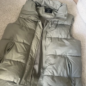 Lindex väst - Så så fin grön väst från Lindex😍 kommer tyvärr inte till användning så den är i nyskick . Perfekt nu till hösten! Storlek är xs men passar även S