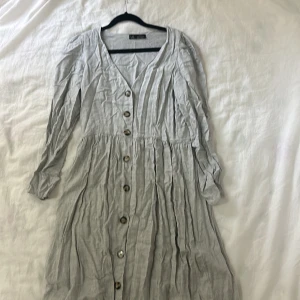 Klänning  - Grå klänning i storlek M från Zara. Använd enstaka gång. 