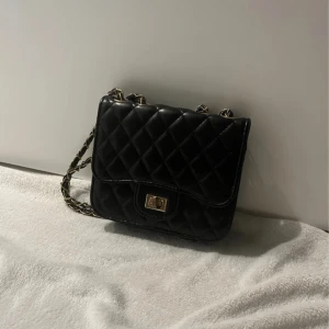 Väska - 🤍 Justerbara band! 🤍 Säljer även en likadan i beige.  🤍 Skriv om du har några funderingar!