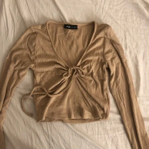 Beige långärmad tröja från newyorker  - Säljer denna fina beiga långärmade tröja från newyorker!💖 tröjan har även en fin snörnings detalj! Strlk s och använd fåtal gånger samt inga defekter. Köparen står för frakt ❤️ TRYCK EJ PÅ KÖP NU
