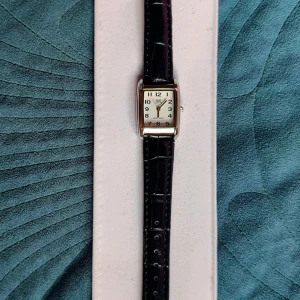 Vintage klocka med läderband - Säljer denna super vackra klockan från Ur & Penn då jag inte använder den 🎀⌚Klockan är i utmärkt skick och med klockan ingår ett fodral! Armbandet är i läder och perfekt nu till hösten 💕🍂 vid funderingar är det bara att höra av sig! 💋