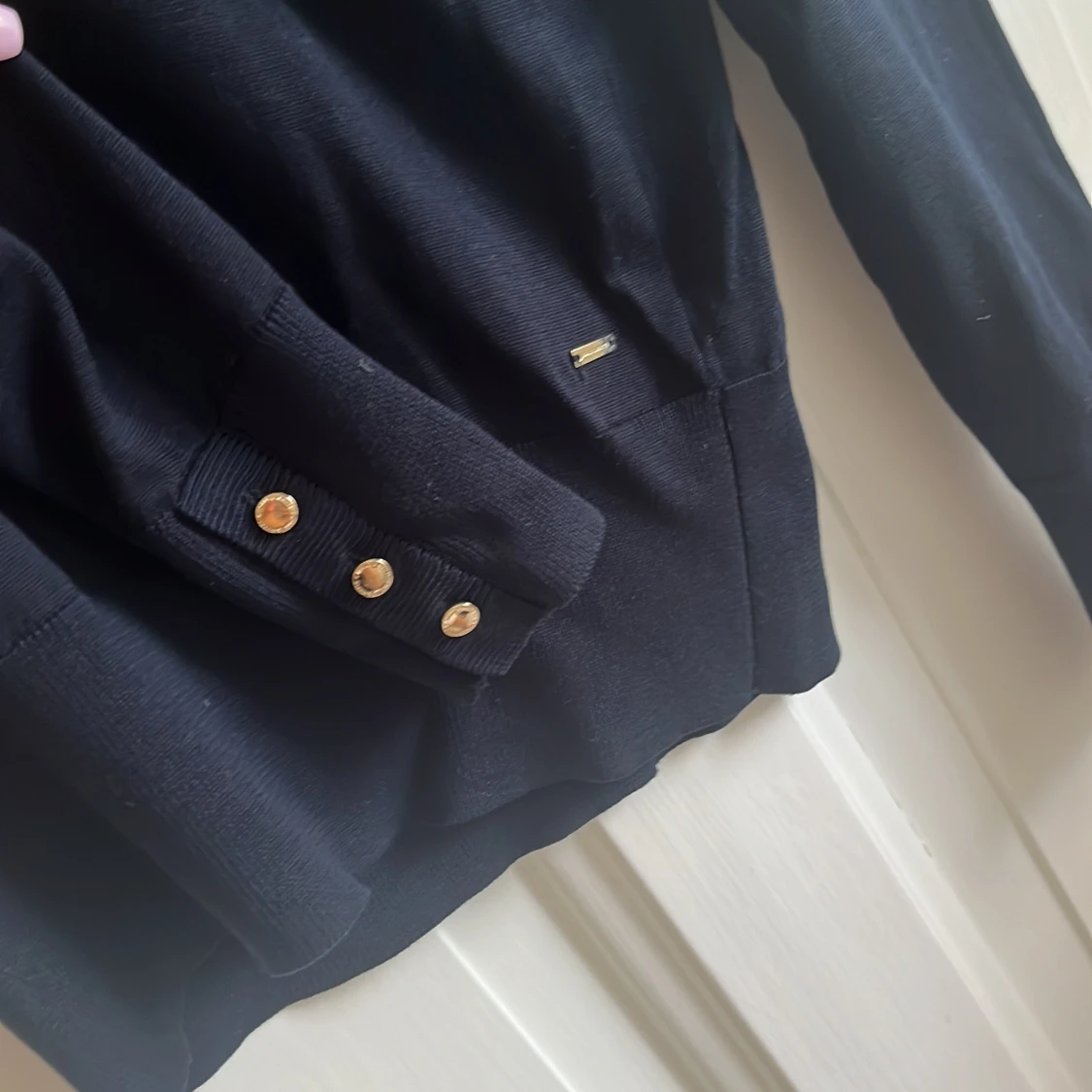 Marinblå tröja med guld detaljer från Lindex  - 90