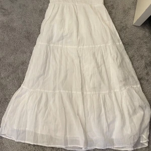 Gina tricot kjol - Säljer denna kjol då den inte kommer till användning. Använt endast en gång. Den har inga defekter eller slitage. 