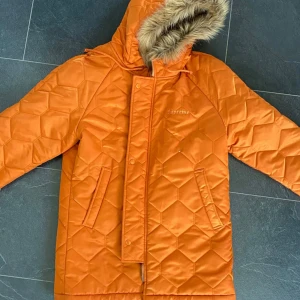 Supreme satin parka FW15 - stl M - Är använd enstaka gång. Är i storlek M  Det finns mer bilder, är bara att fråga😊 