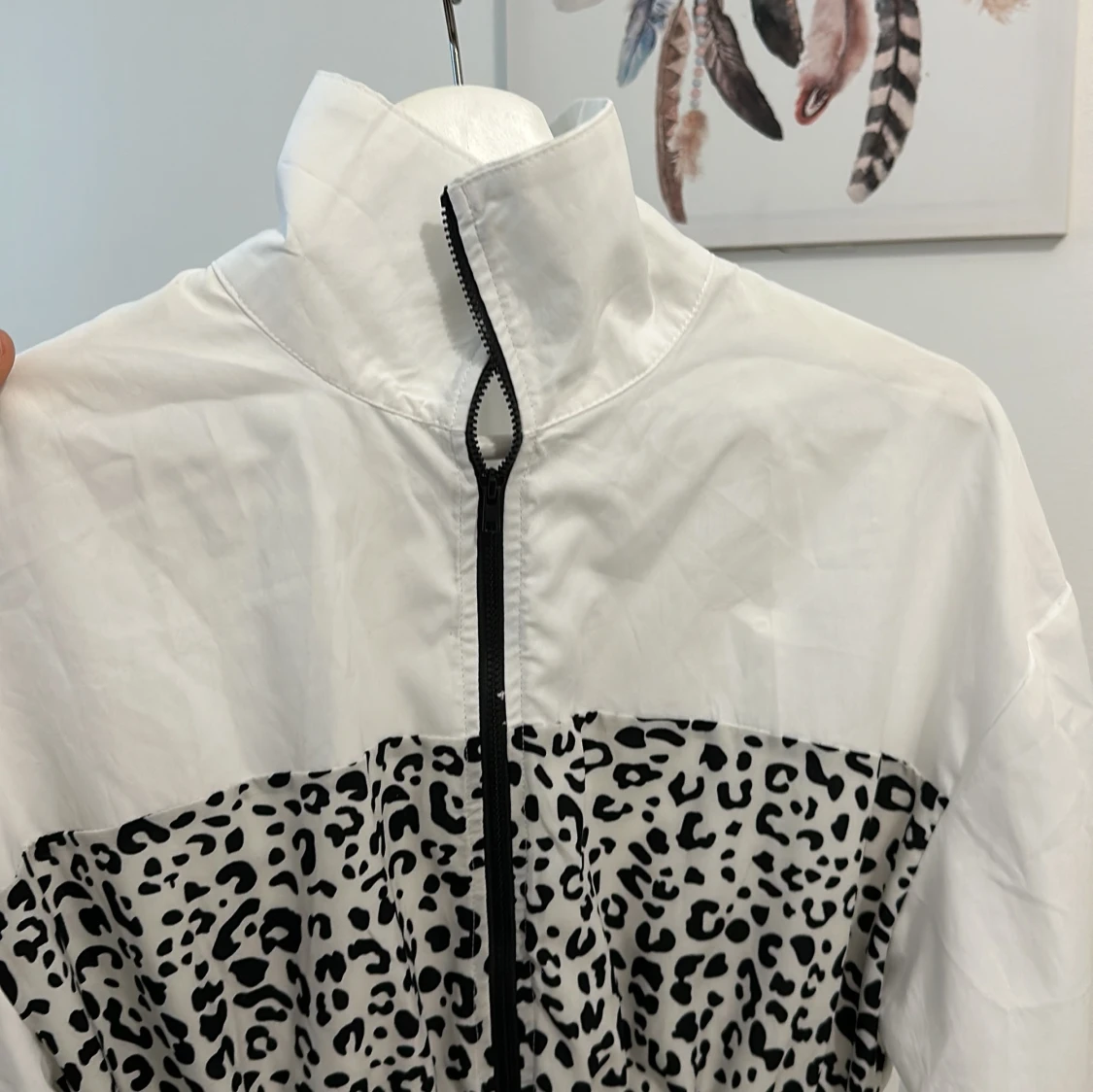 Vit klänning med leopardmönster - 92