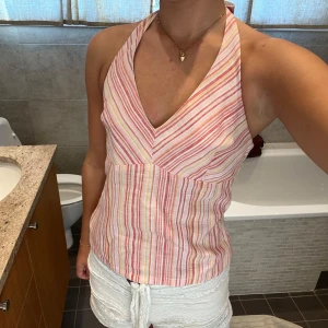 Haltertopp med öppen rygg - Så himla fin Haltertopp som man knyter i nacken och öppen rygg! Superhärliga pastellfärger och passar perfekt på fest eller middagar!💕🤗