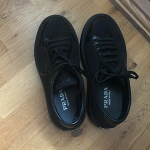 Prada skor andvända - Knappt andvända, liten defekt kan ses på sista bilden annars är den felfri