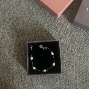 Edblad armband  - Säljer detta armbandet från Edblad då de inte kommer till användning pga att jag föredrar guldsmycken. Knappt användt!  Nypris 399🩷