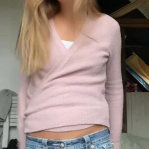 Rosa omlotttröja - !intressekoll! Så fin rosa tröja som går omlott! Står inget riktigt märke i den så vet inte riktigt vart den kommer ifrån, liknar den från Gina! Passar mig som har xs/s💕 pris kan diskuteras 
