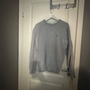 Grå tröja  - Säljer en Lacoste tröja i storlek m, skicket är som nytt