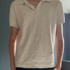J Lindeberg piké  - Jätte snygg j Lindeberg piké i färgen beige, riktigt bra skick  Lite äldre model med lite sportigt tyg. Passar perfekt på golfbanan eller i skolan, hör av er med frågor 