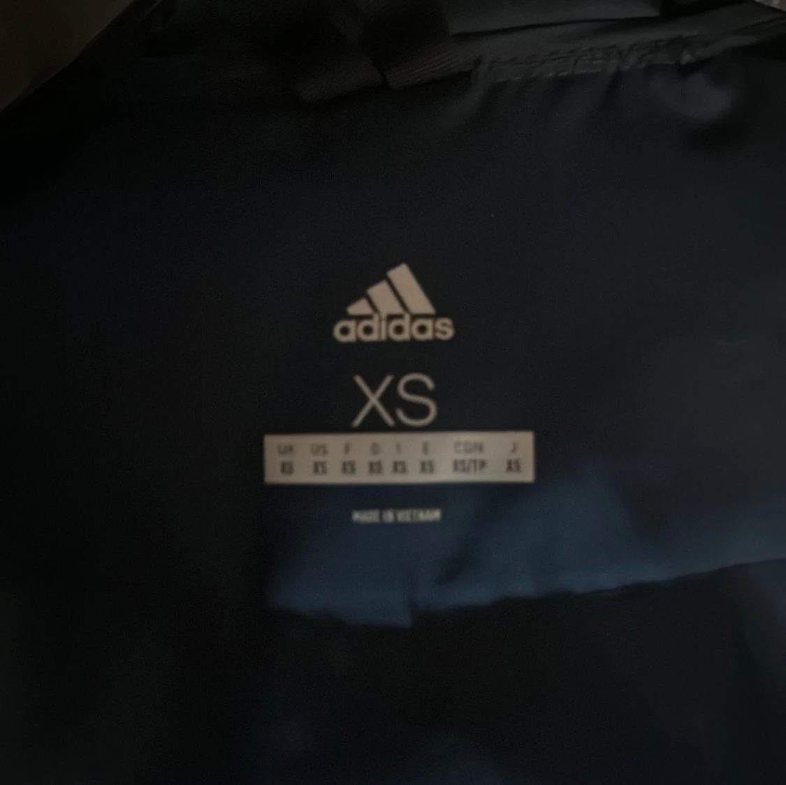 Mörkblå pufferjacka från Adidas - 91