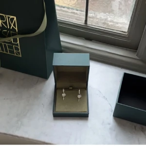 maria nilsdotter  - Super fina & oanvända örhängen från maria nilsdotter som köptes i deras butik på östermalm för 4990kr. Eftersom de är oanvända så säljer jag de för 2000 per örhänge