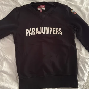 Parajumpers fleecetröja/sweatshirt - 8/10 lite bristningar på texten, annars i gott och fräsch skick XS