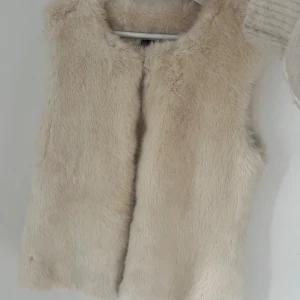 Päls väst - Nypris är runt 600kr, ser ut som ny.