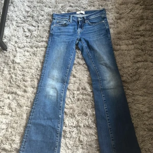 Så fina jeans💕 - Jag säljer de här skit snygga jeansen som tyvärr inte kommer till andvändnkng pga de är för små, köpta för 2500💕💕