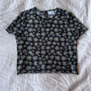 Blommig t-shirt  - Genomskinlig t-shirt med blommigt mönster. Storlek M (säljer pga använder inte)