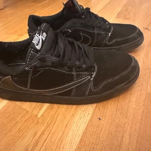 Svarta Nike Air Jordan sneakers - Säljer ett par svarta Nike Air Jordan sneakers i mocka. Skorna har snygga vita sömmar och klassisk Air Jordan-logga på hälen. De är ganska bra skick. Perfekta för vardagsbruk eller för att ge din outfit en finare look