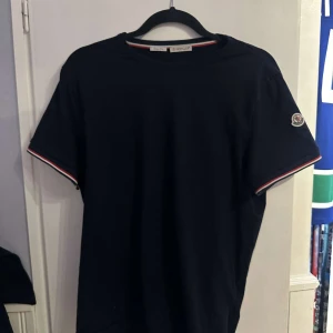 Moncler t-shirt - Moncler t-shirt i, väldigt bra skick endast testad. Säljer för att den är för liten. Bör passa bra på någon som har storlek M