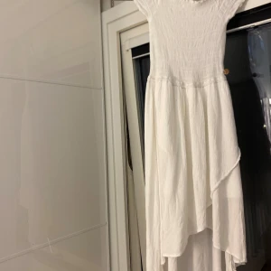Vit lång klänning  - Ganska bra skick men den är väl använd, säljs för att den är för liten.